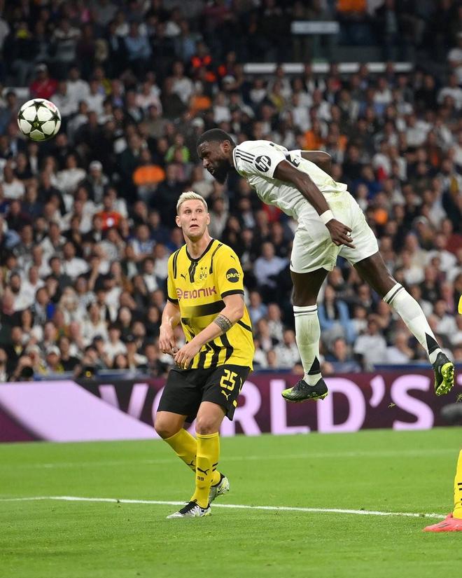 体育-包含多特蒙德险胜切尔西，博格巴补时绝平意甲的词条