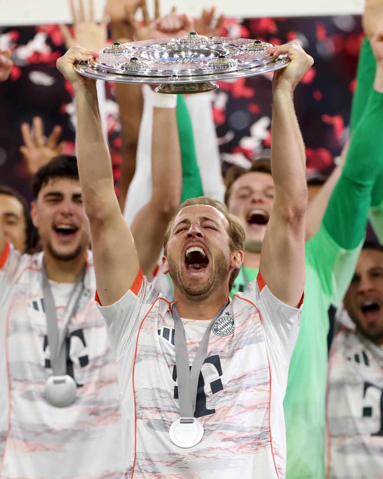 拜仁险胜那不勒斯，德布劳内乌龙送礼世界杯